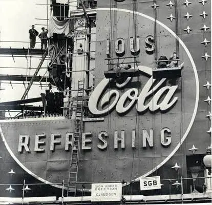 Rótulo_Coca Cola-Rotulistas_montaje_Londres_Picadilly