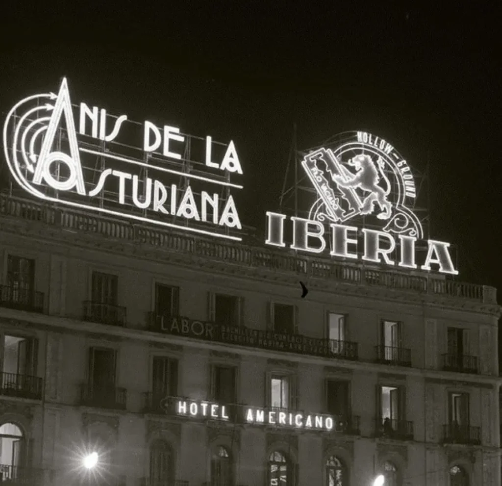 Rótulo_Madrid_1955_Puerta Sol_AnísAsturiana_CuchillasIberia (HVP -Cas Oorthuys) (3)